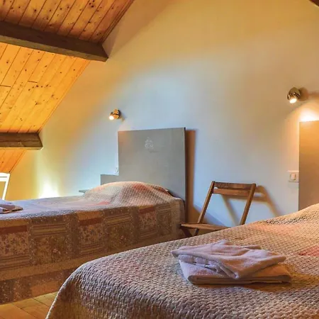 Hébergement de vacances 4 Bedroom Lovely In *