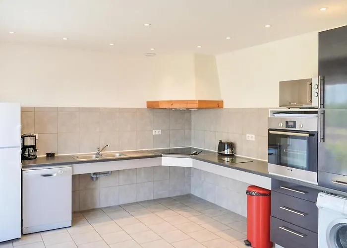 4 Bedroom Lovely In Semesterbostad Roisel